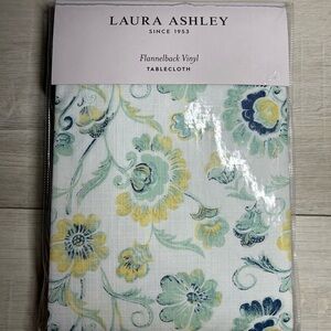 🌺 Laura Ashley Flannelback Vinyl Floral Tablecloth
52 X 52” 
100% Polyester